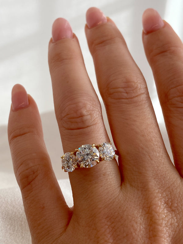Round Ready-To-Wear Engagement Rings